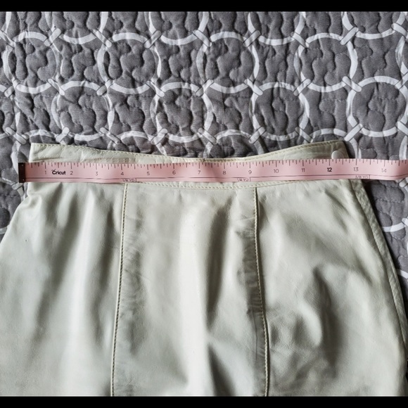 Gorgeous off white vintage Danier leather mini skirt. - Picture 7 of 9
